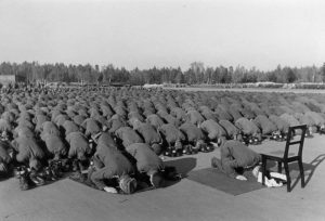 Neuhammer, Nov. 43 Bosnische Freiwillige in der Waffen-SS Bei der Gebetsübung. Prop- Kp.: SS-PK Film-Nr.: 52/43 Bildberichter: Falkowski